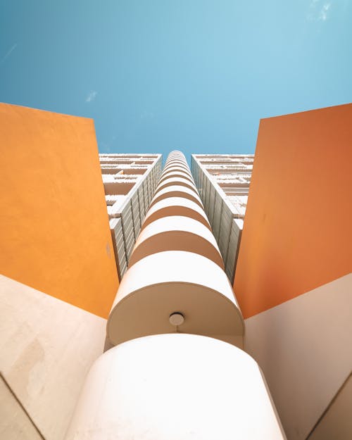 Bâtiment Orange Et Blanc De Grande Hauteur