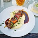 特写镜头中，美味的烤羊肉串和奶油土豆泥淋上了酱汁