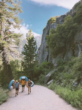 徒步穿越风景优美的山间小道，享受自然的休闲时光