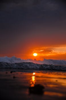 拉古纳海滩的日落迷人，倒影充满活力，海浪汹涌