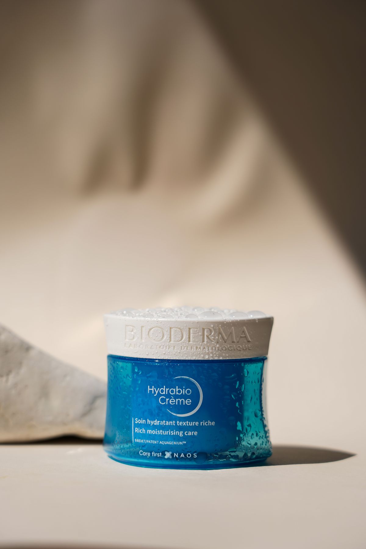 Lightweight hydrating water gel moisturizer jar