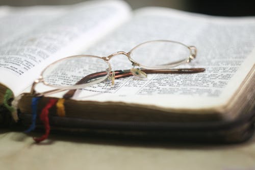 Gratis arkivbilde med bibel, bok, briller Arkivbilde