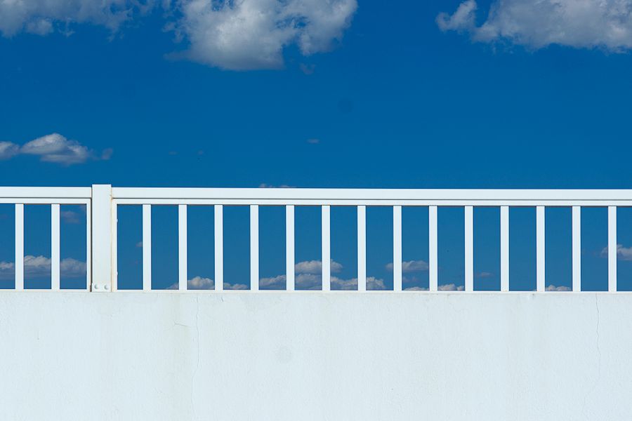 White vinyl fence around a Paris yard