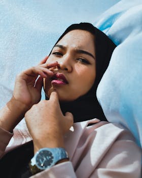 一个戴着头巾的女人躺在那里，在午休时沉思