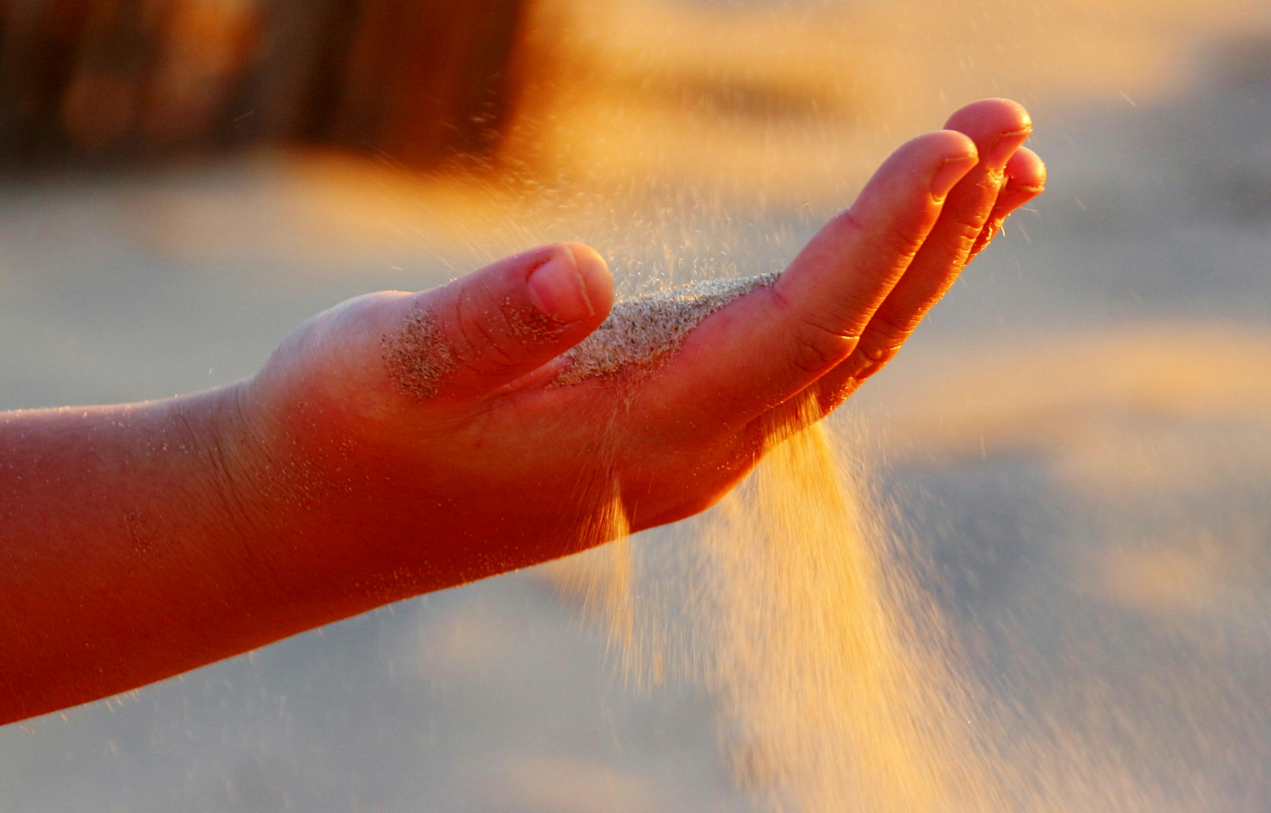 Foto profissional gratuita de areia, areia escorrendo pelos dedos ...