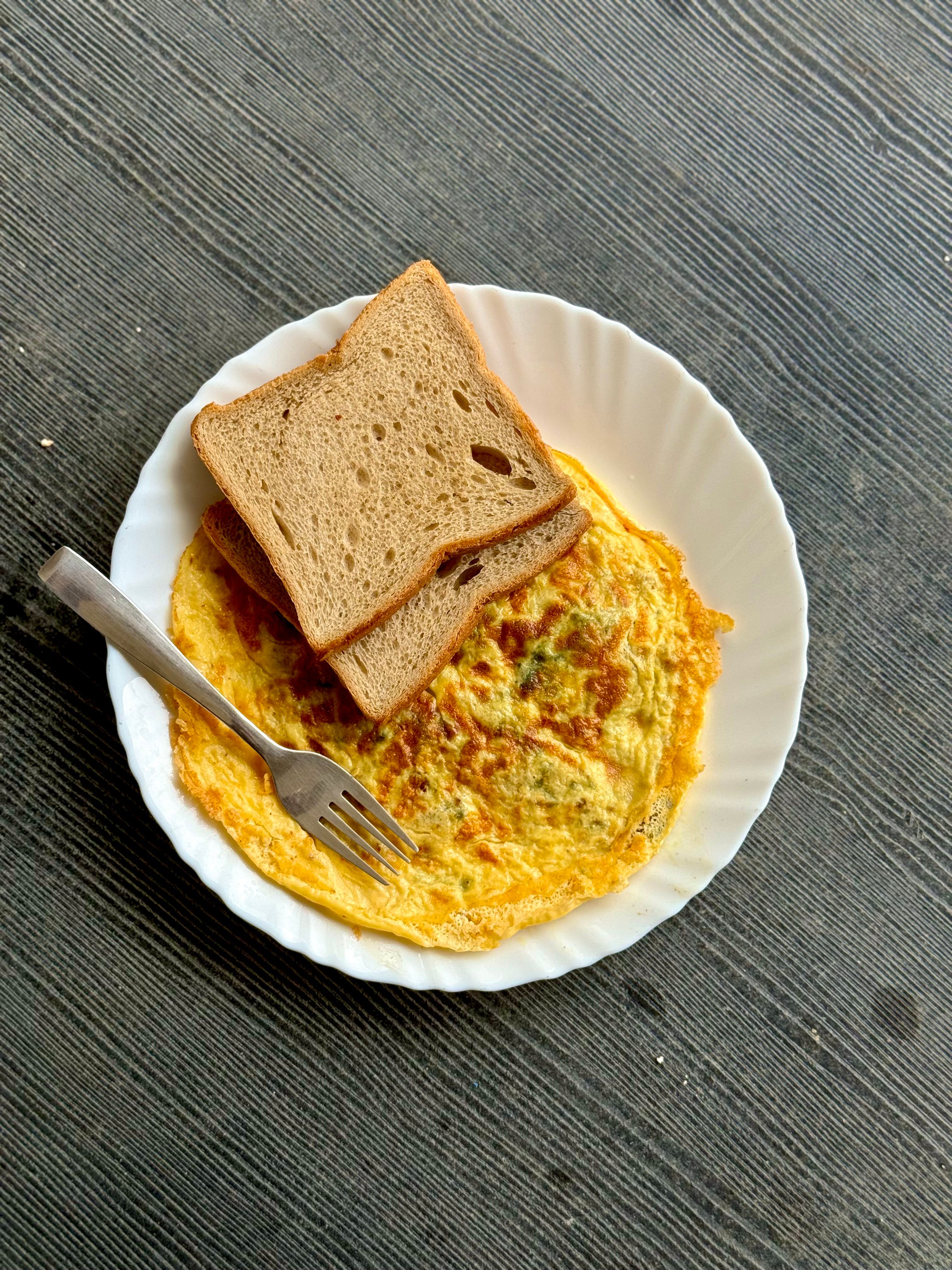 An omelet with toast on a plate · Free Stock