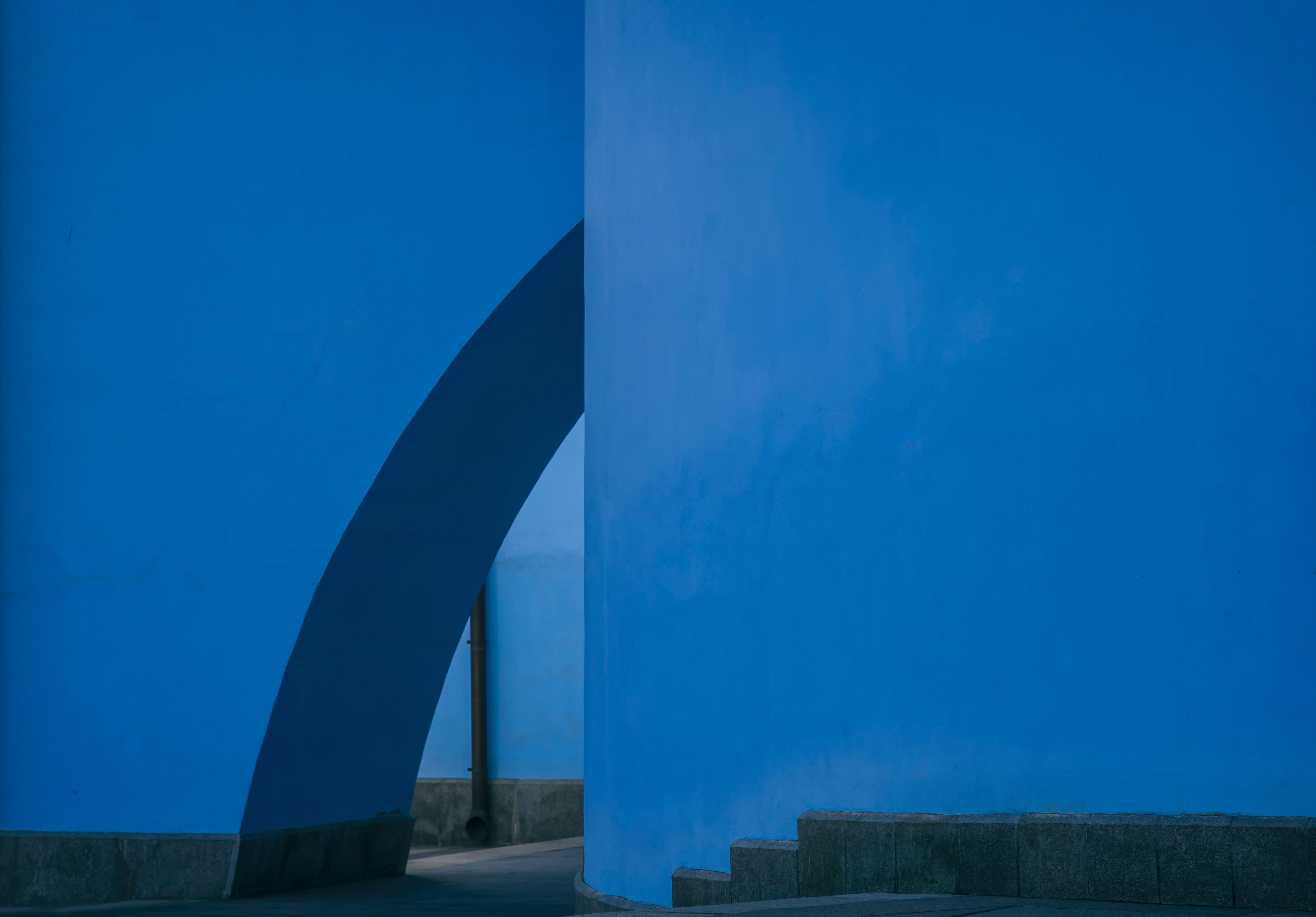 Gap in a Blue Wall · Free Stock Photo