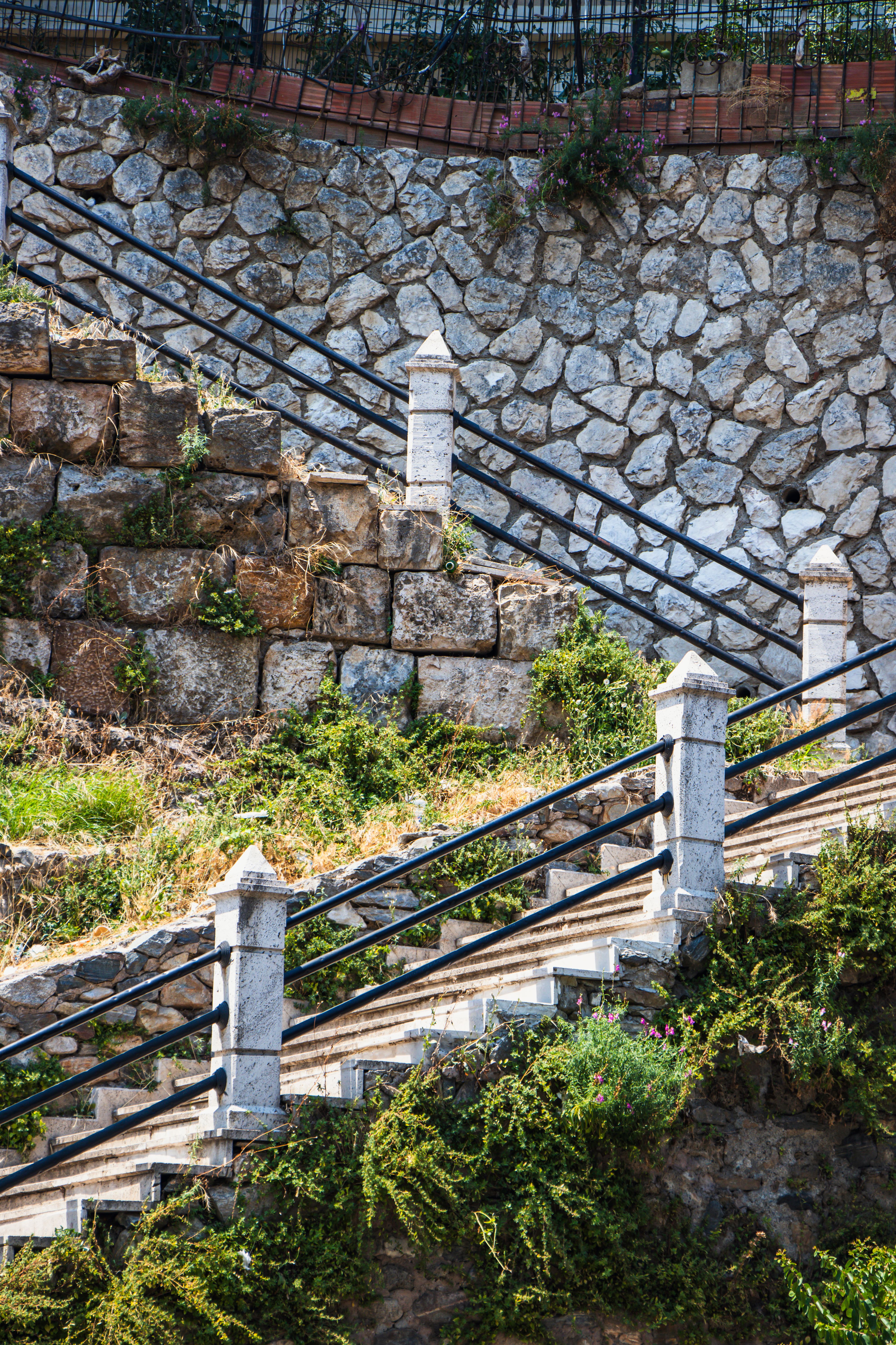 Escalier en pierre entre deux murs de soutènement en moellons