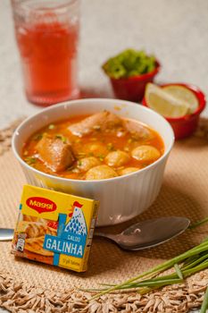 Bouillon clair aux boulettes de semoule