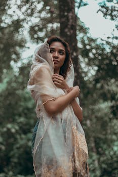 郁郁葱葱的公园里，一位戴着精致面纱的女性肖像，正拥抱自然