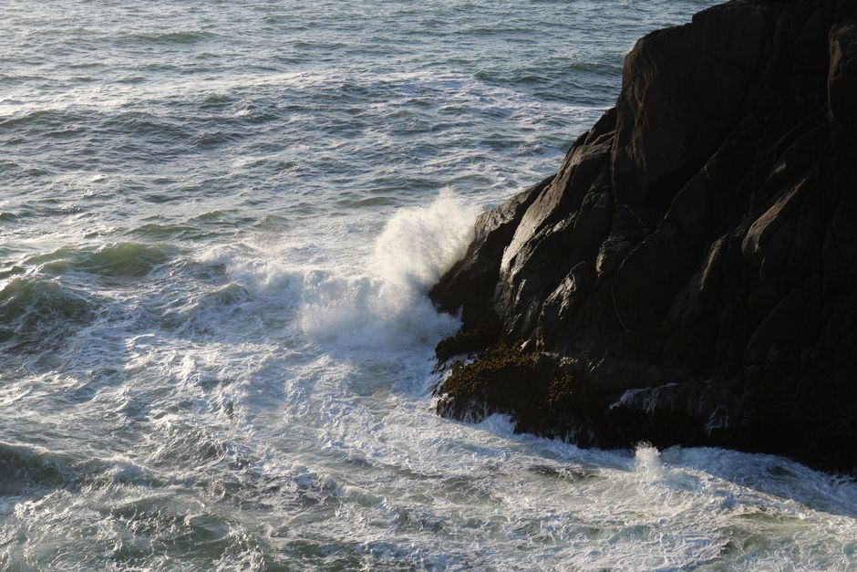 pantai selatan Jawa dengan ombak dan pemandangan terbaik