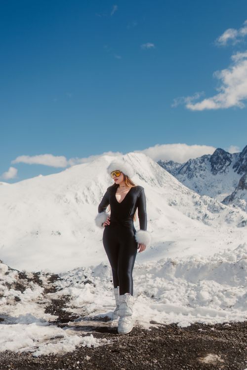 Free Young woman in black winter attire posing in snowy Andorran mountains, showcasing style and elegance. Stock Photo