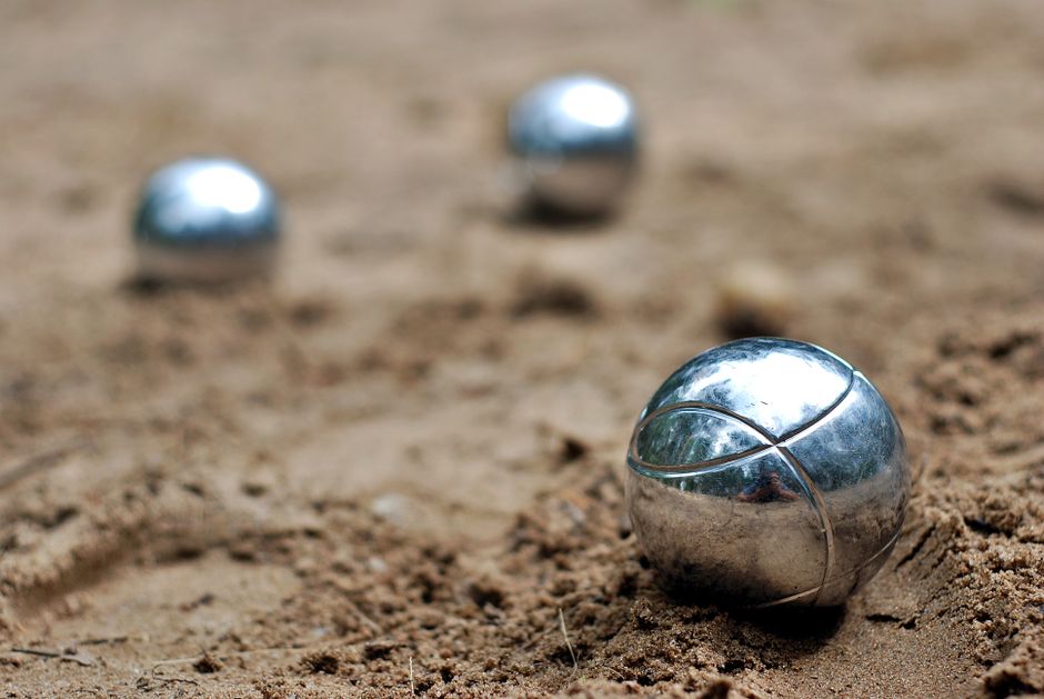 Boules de pétanque sur un terrain de gravier