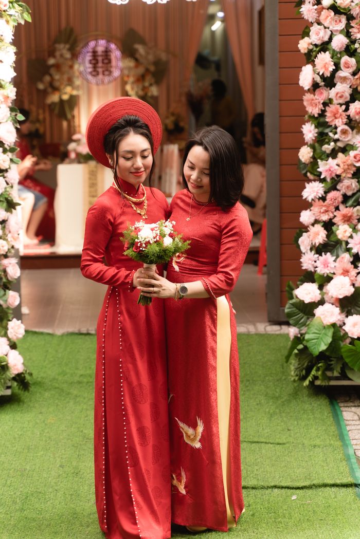 Cô dâu áo dài đỏ xúc động bên mẹ trong ngày cưới