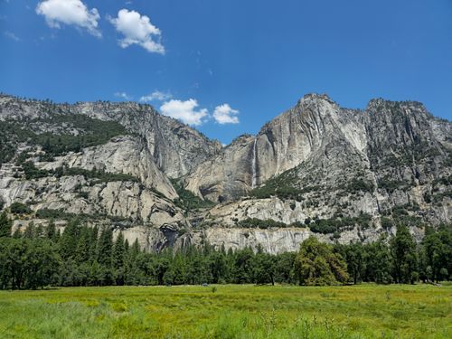 Free Discover the stunning rocky cliffs and lush landscapes of Yosemite Valley in summer. Stock Photo