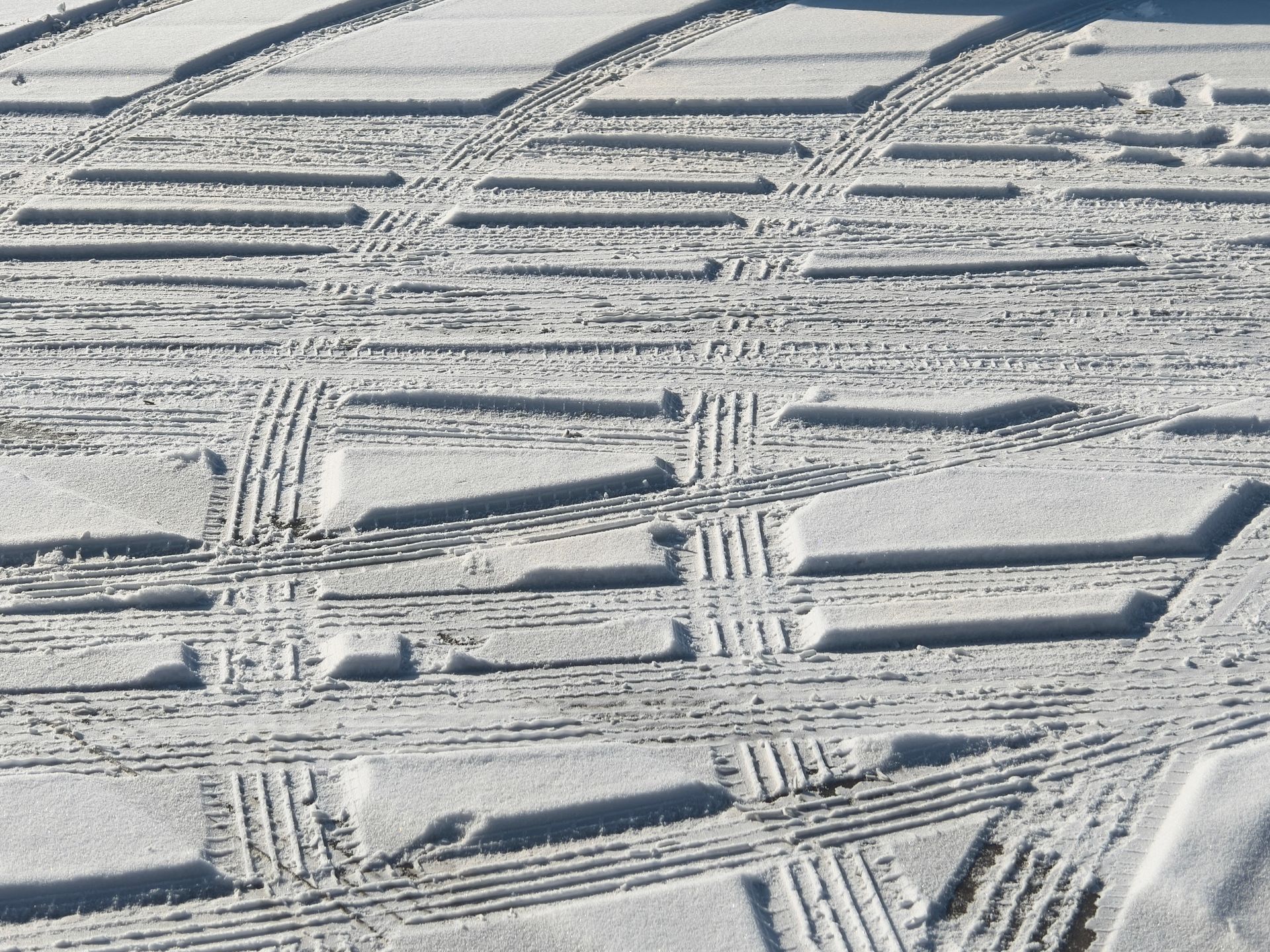 Reifenspuren auf einer schneebedeckten Straße