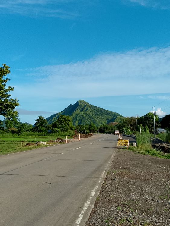 A road with a mountain in the background · Free Stock Photo