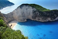 俯瞰纳瓦焦海滩，碧绿的海水与郁郁葱葱的植被令人惊叹