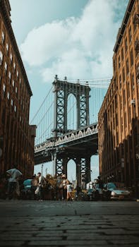 在充满活力的布鲁克林街道上，可以欣赏到标志性的曼哈顿大桥