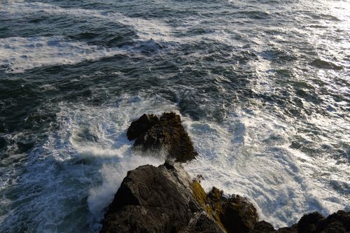 Free Powerful ocean waves crashing onto the rocky coast, creating a dynamic seascape. Stock Photo