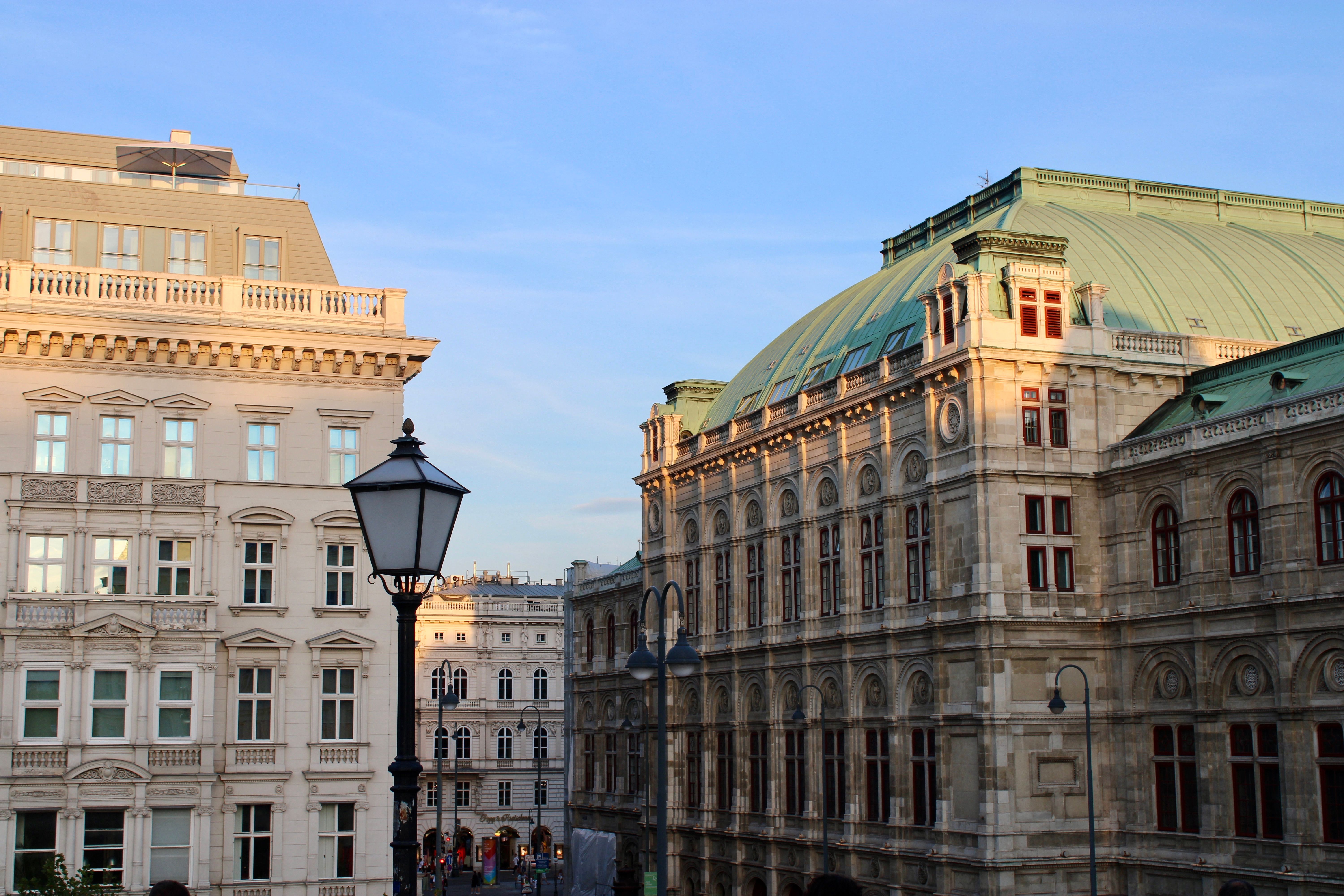 Beautiful historic buildings with classic architecture under clear blue sky in Vienna — Musikverein Golden Hall area, Vienna Philharmonic home