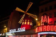 夜晚，巴黎红磨坊的风车灯火通明