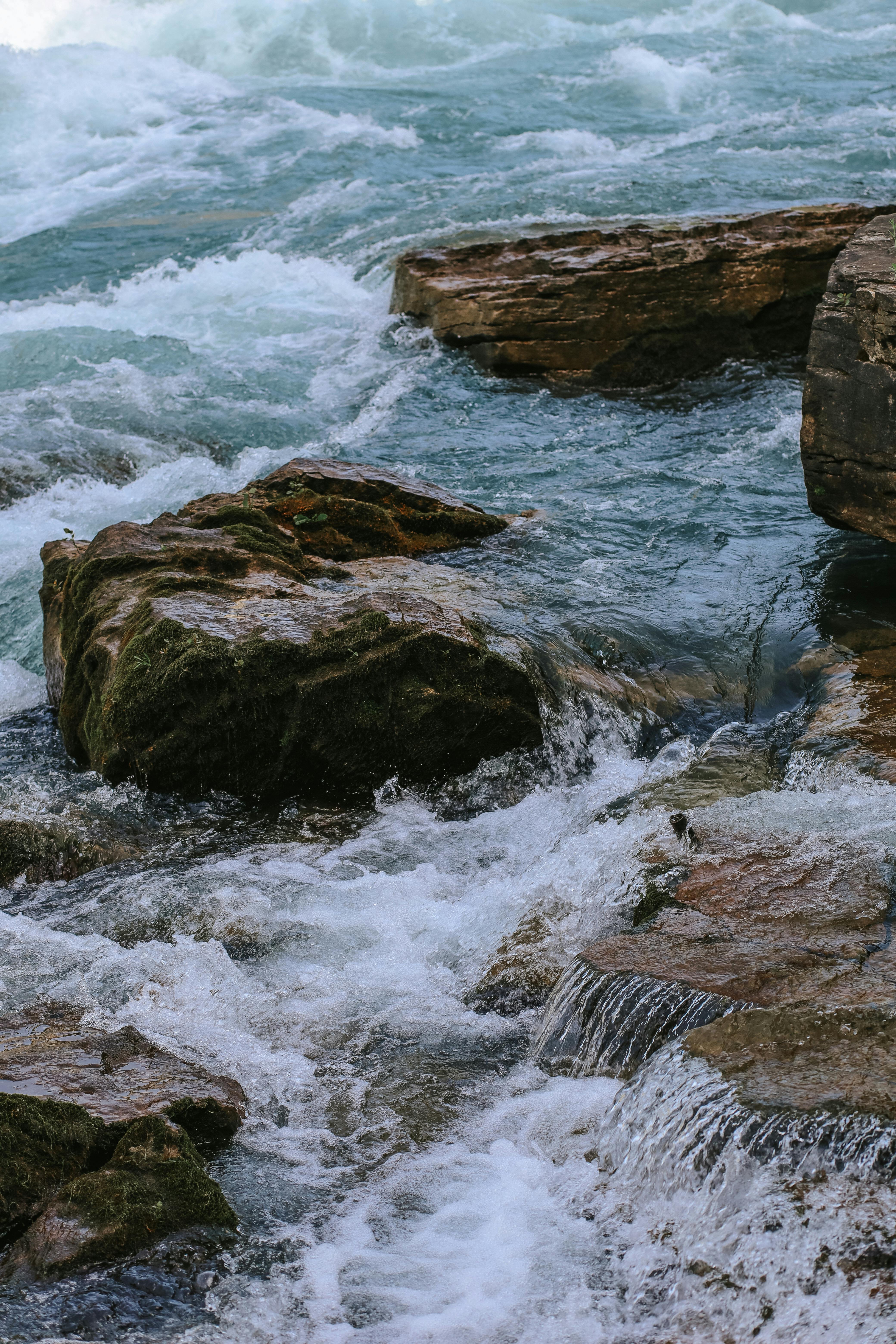 Flowing water over rocks at Niagara Falls capturing nature's dynamic beauty.