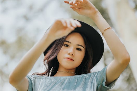 一位戴着遮阳帽的时尚女士在户外自信地摆着姿势，展示自己的风格