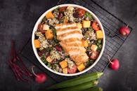 一碗充满活力的烤鸡肉沙拉，搭配藜麦、新鲜蔬菜和种子