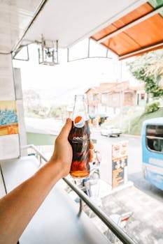 在户外餐车旁，喝着冰镇百事可乐，欣赏热闹的街景