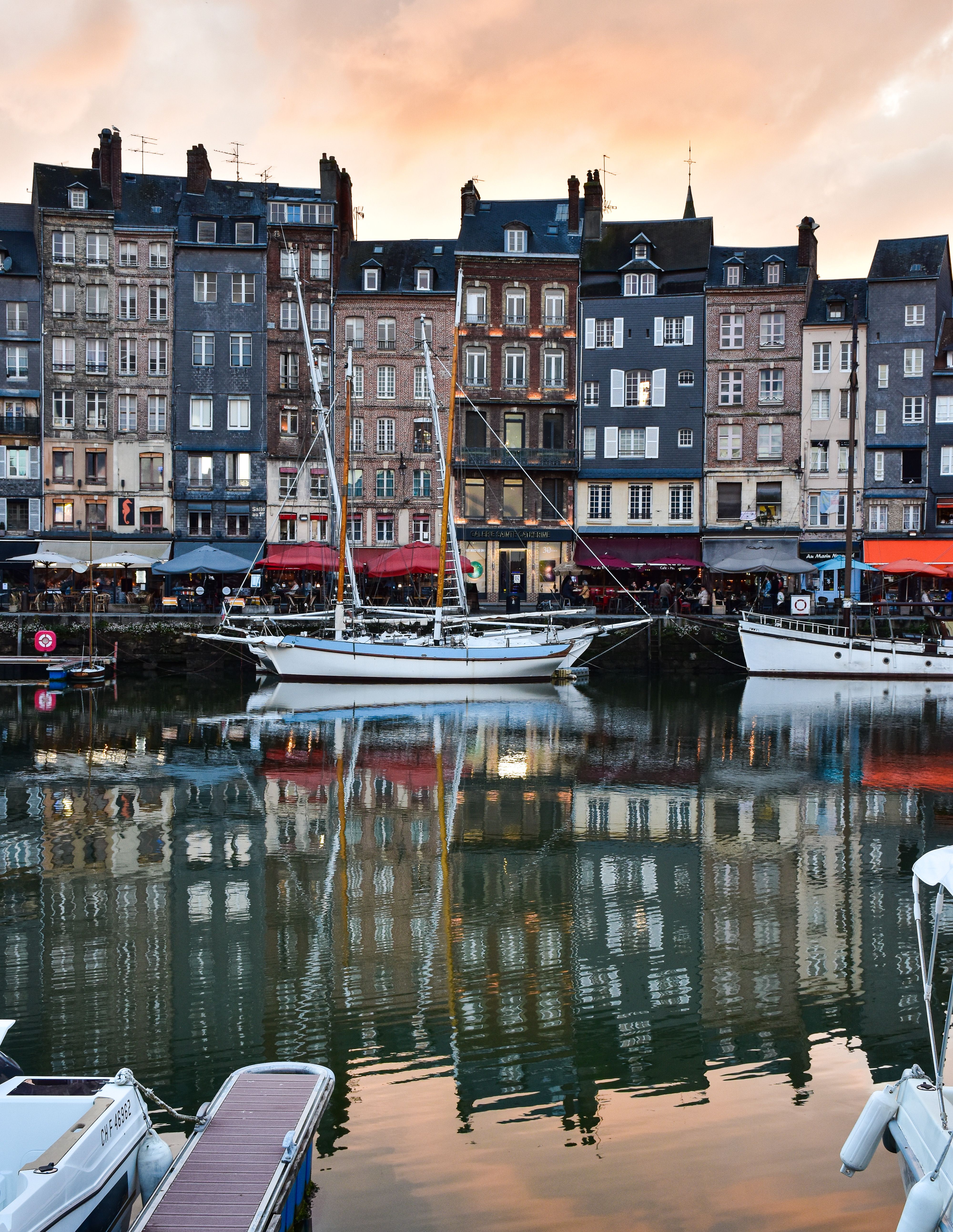 A city with boats docked at the water · Free Stock Photo