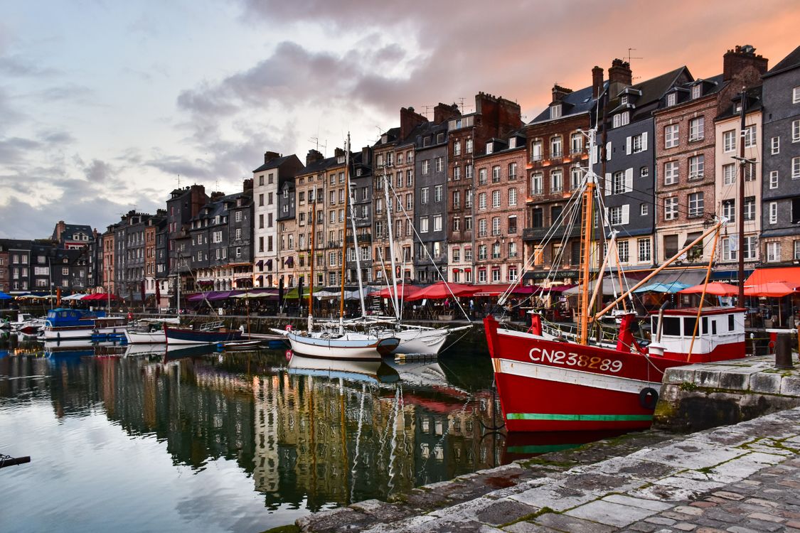 A city with many boats docked at the water · Free Stock Photo