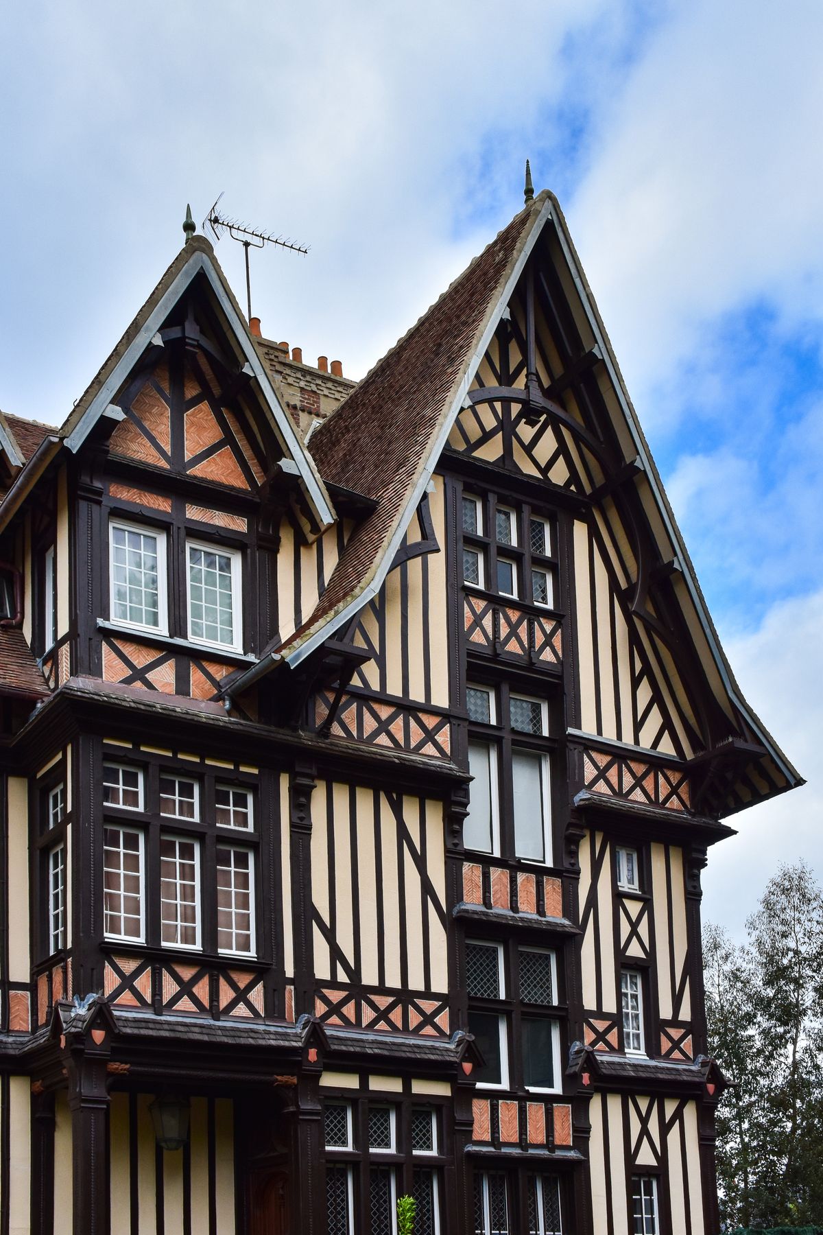 Maison à colombages et toits pentus à Trouville