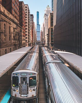 热闹的芝加哥火车站位于市中心，周围摩天大楼林立，展现了现代化的城市景观