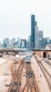 芝加哥天际线景观中，威利斯大厦与通往城市的火车轨道交相辉映