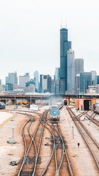 芝加哥天际线景观中，威利斯大厦与通往城市的火车轨道交相辉映