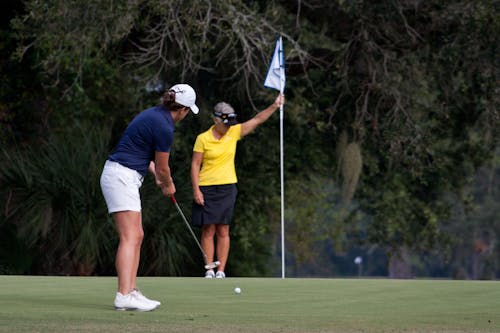 бесплатная Две женщины играют в гольф Стоковое фото