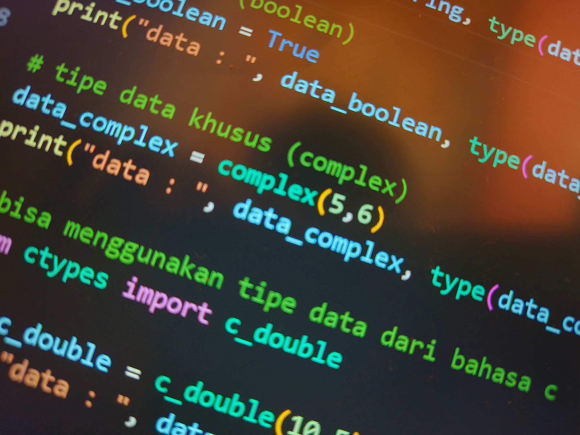 Varias pantallas de escritorio con gráficas de cotizaciones y datos bursátiles en tiempo real
