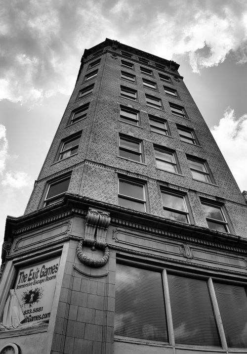 Free Black and white photo of a vintage skyscraper in downtown Wilmington, NC. Stock Photo