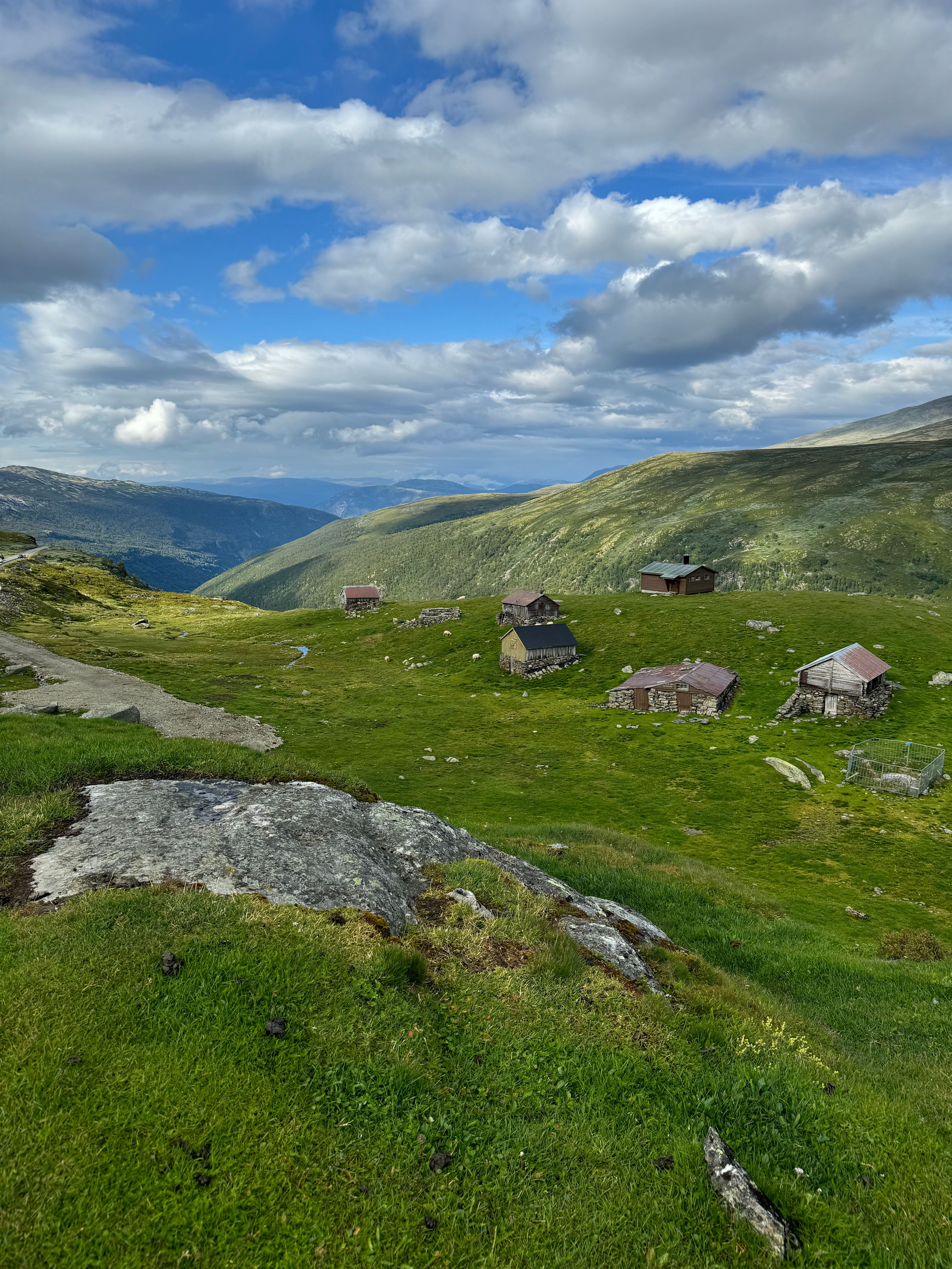 A grassy hillside with rocks and grass · Free Stock Photo