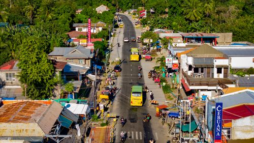 Free A vibrant aerial view of Bacong, Philippines, showcasing busy streets and lush greenery. Stock Photo