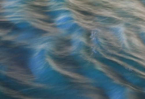 Free Abstract capture of turquoise ocean waves with dynamic ripples and reflections in Guaratuba, Brazil. Stock Photo