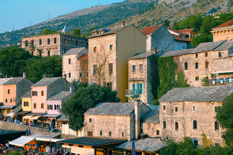 Charmants bâtiments en pierre de Mostar sous un ciel d'été