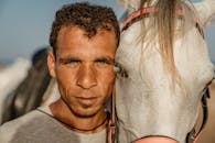 男子骑白马的特写肖像展示了他们之间的联系