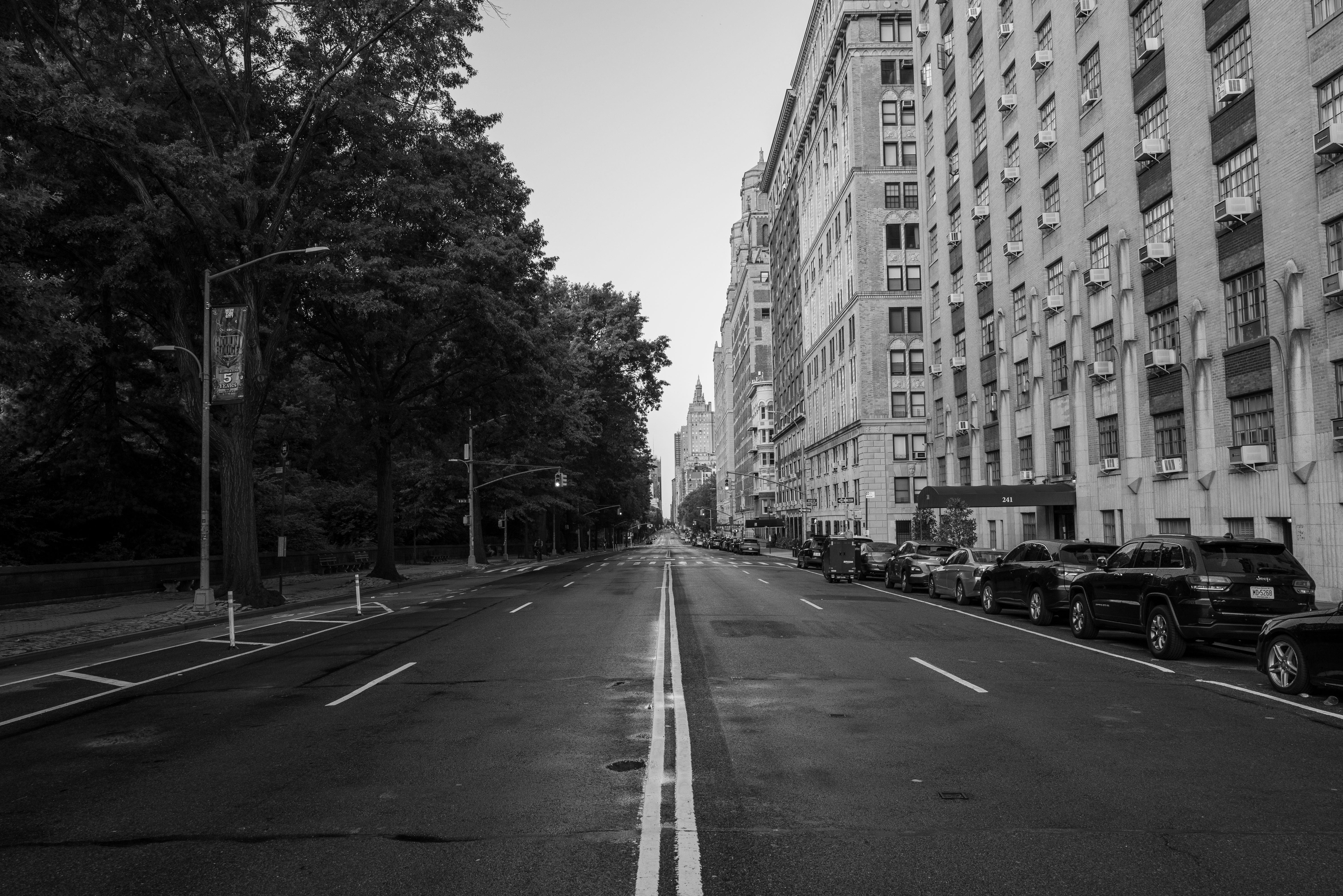 A black and white photo of a city street · Free Stock Photo