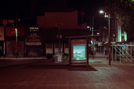 Moody nighttime street view in Rosario, featuring urban architecture and atmospheric lighting.