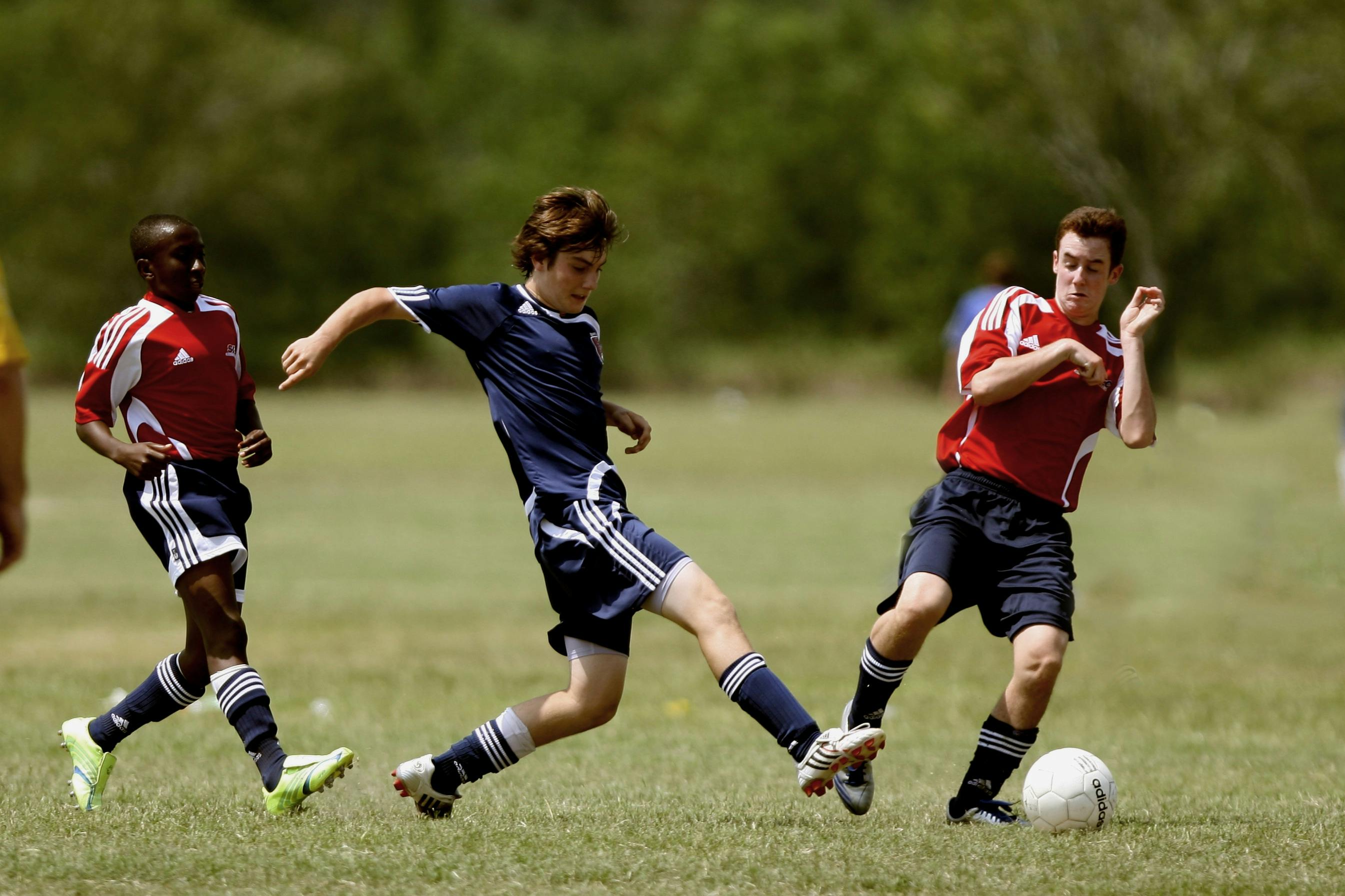 Drei Männer, Die Fußball Spielen · Kostenloses Stock-Foto