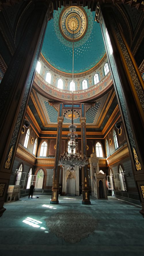 Free Ornate interior of an Istanbul mosque showcasing intricate designs and a majestic chandelier. Stock Photo