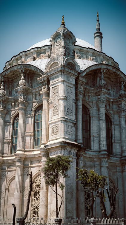 Free Intricate architecture of a historic mosque with Ottoman design in Istanbul, Türkiye. Stock Photo