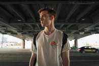 圣彼得堡桥下一位红发年轻人的肖像